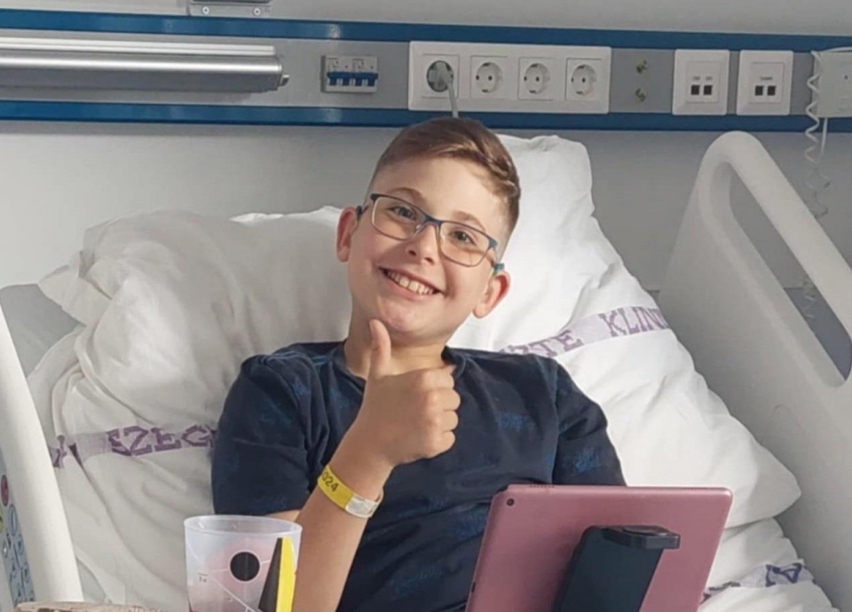 Magyarországon elsőként, globálisan is az elsők között egy tizenegy éves kisfiú, Loránd kapta a világ első okos cochleáris implantátumát