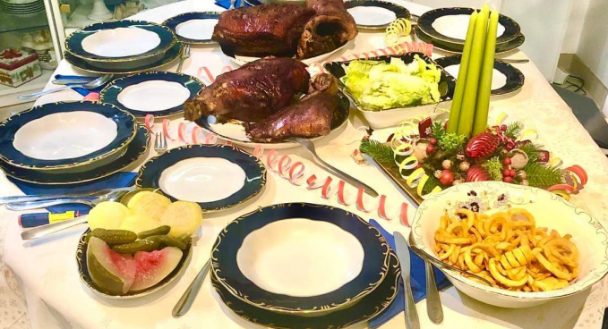 Fűszeres krumpli spirál 6dkg 40g szénhidrát/fő. Friss római saláta almaecetes lében Házi savanyúságmix (ecetes miniuborka, káposztával töltött almapaprika, görögdinnye)