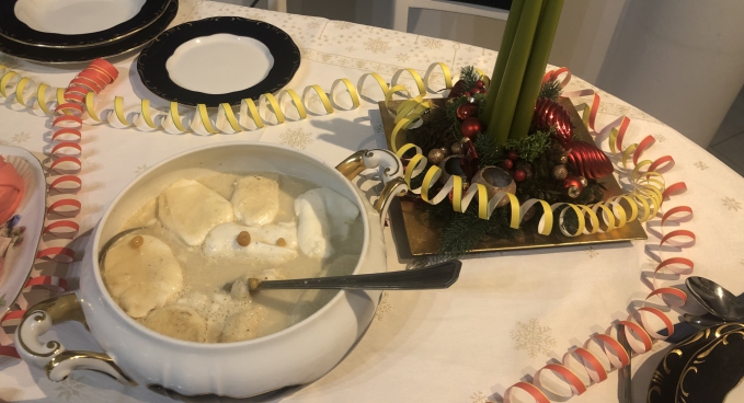 Az első fogás a szilveszteri borleves száraz fehér borból készült, görög mazsolával és nyírfacukros tojásfehérje habbal 15g szénhidrát/2 dl