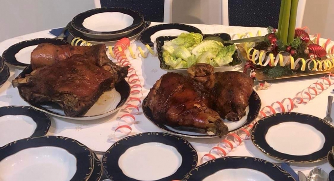 A fő fogás vörösborban pácolt konfitált csülök és malacpecsenye