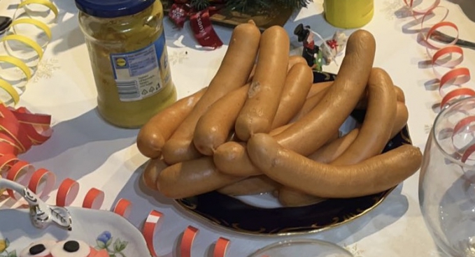 Juhbeles virsli ízlés szerint dijoni mustárral, magos baguettel: minimális szénhidrátot tartalmaz, szószok miatt eltérő lehet a szénhidtrát mennyiség.